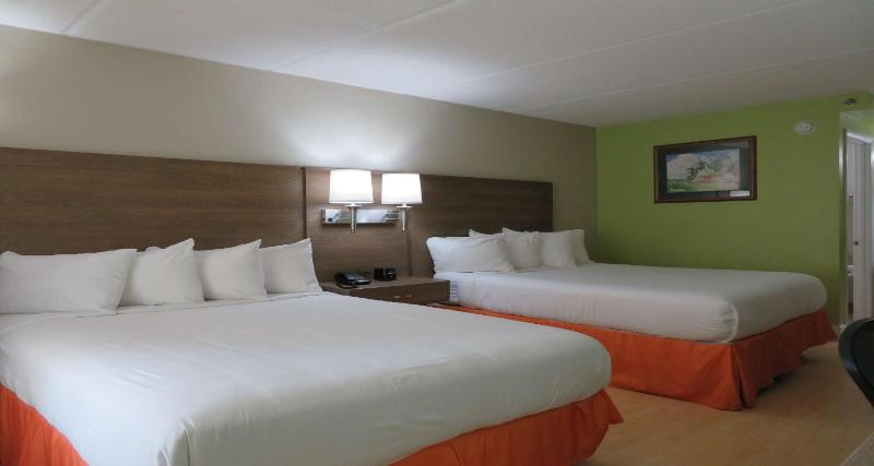 Queen Room with Two Queen Beds image 3