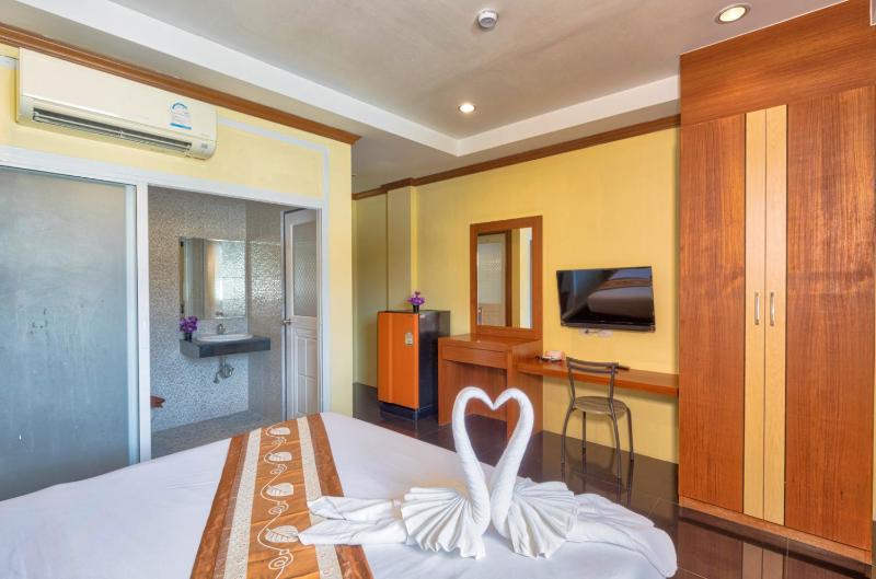 TJ Patong Hotel - Prime Location by OTOP Market & Sea - image 12