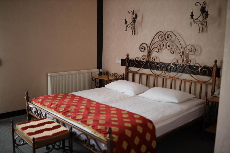 Standard Double Room image 3