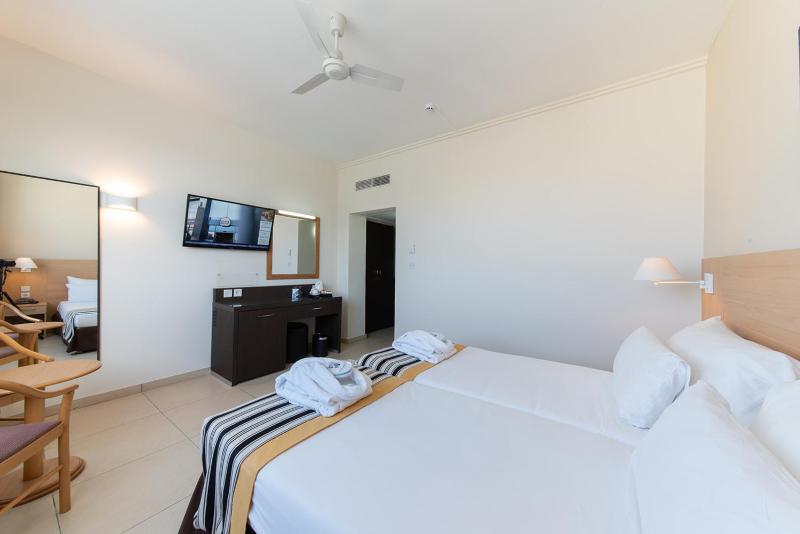 Economy Twin Room image 4