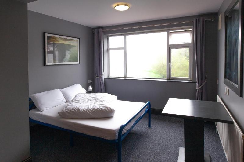 Large Family Room image 1