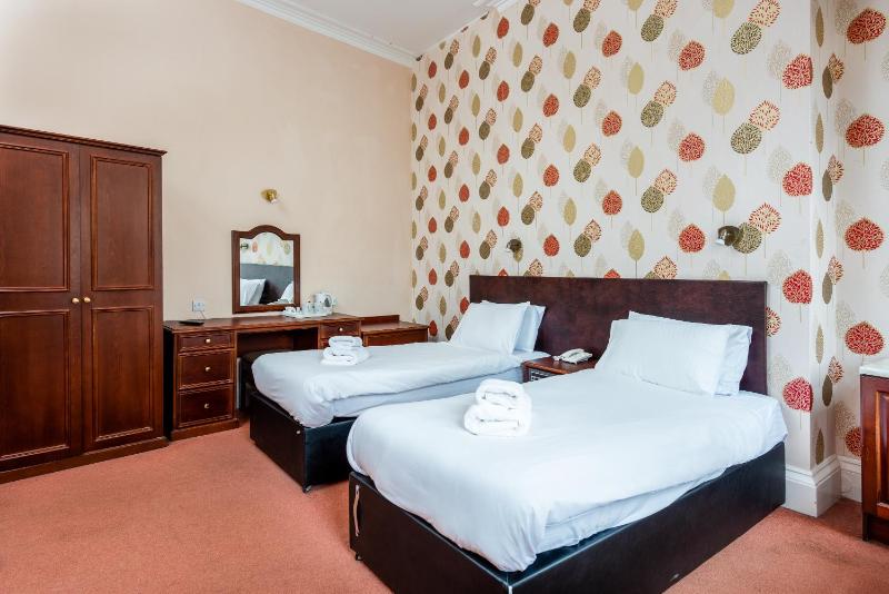 Twin Room image 4