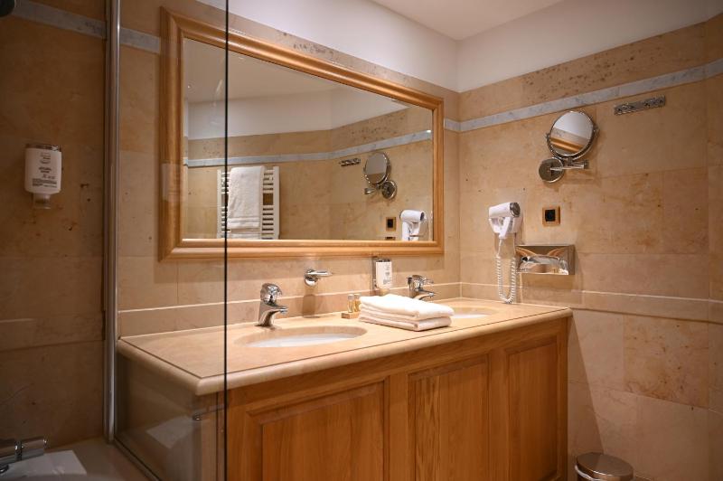 Deluxe Room image 1