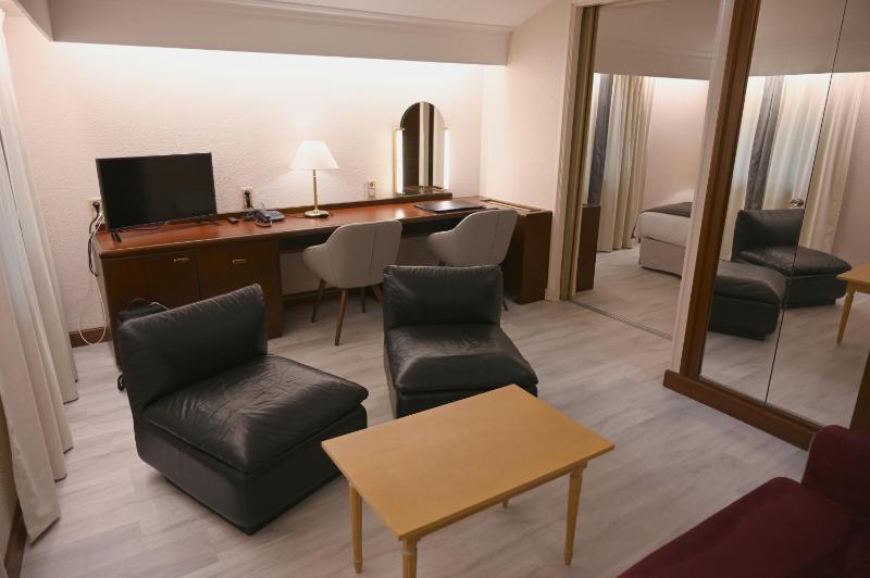 Family Room image 2