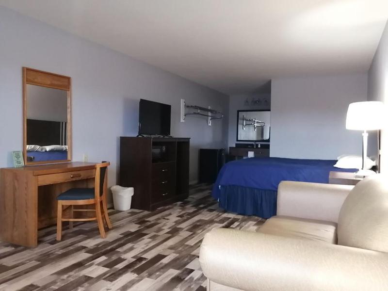 Deluxe King Room image 2