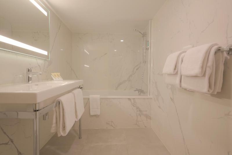 Junior Queen Suite image 2
