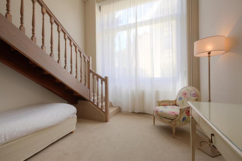 Junior Queen Suite image 3