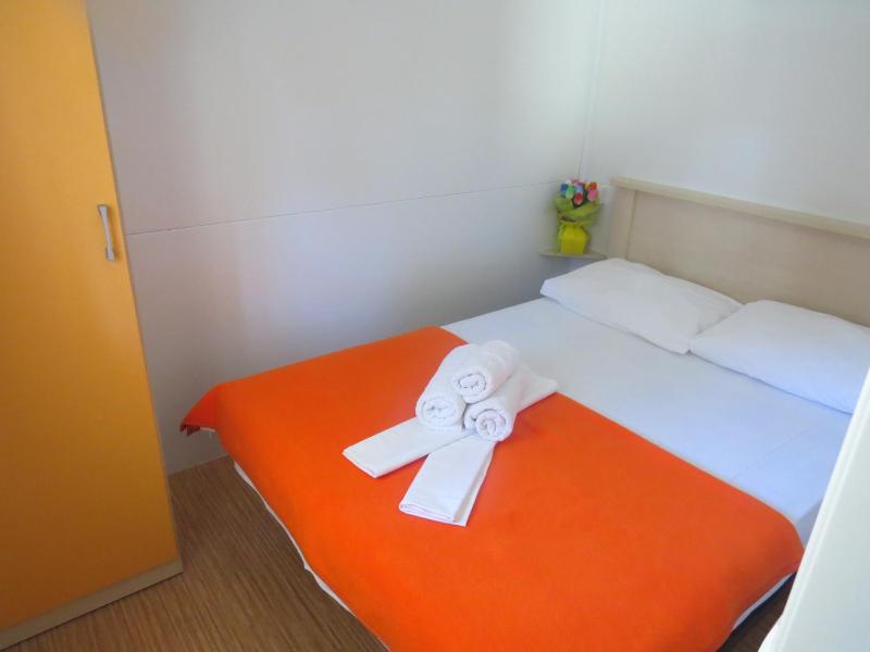 Two-Bedroom Mobile Home with Terrace image 4