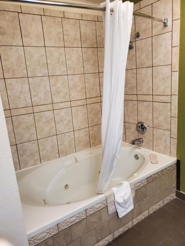 King Suite with Whirlpool - Non-Smoking image 3