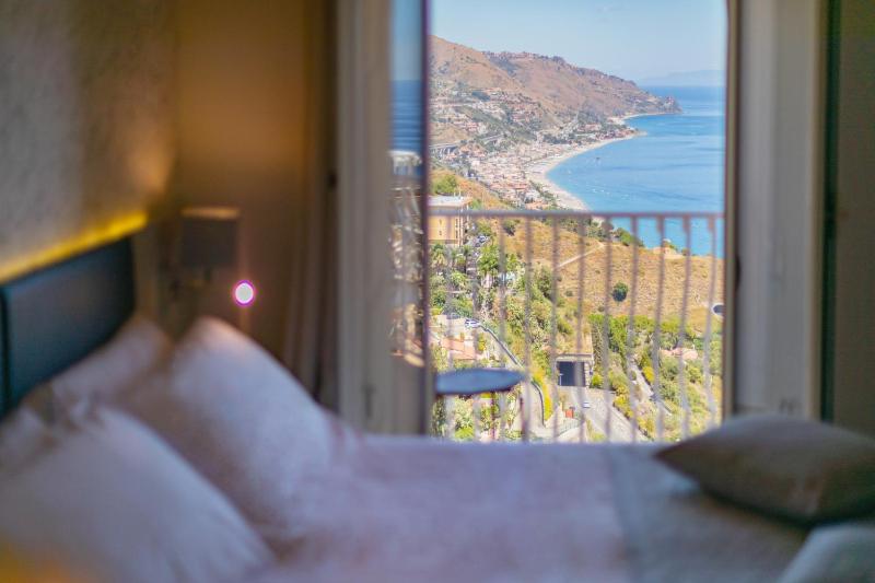Deluxe Double Room with Balcony and Sea View image 2