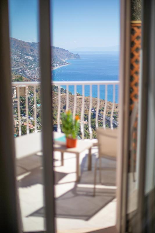 Deluxe Double Room with Terrace and Sea View image 4
