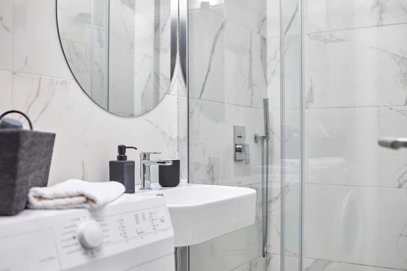 Modern Living Apt - Emberly - PRIVATE PARKING - image 6