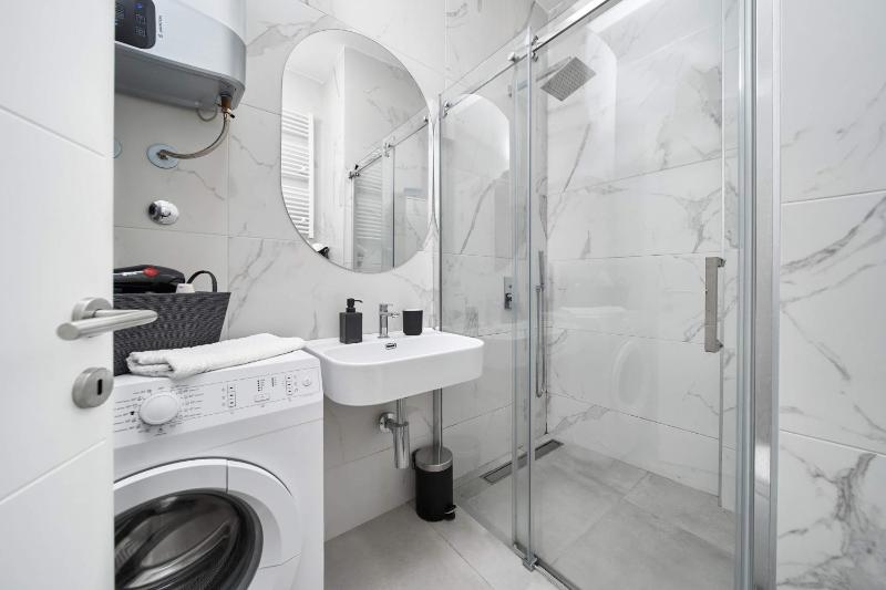 Modern Living Apt - Emberly - PRIVATE PARKING - image 14