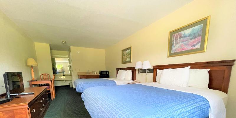 Standard Queen Room with Two Queen Beds - Non Smoking  image 3
