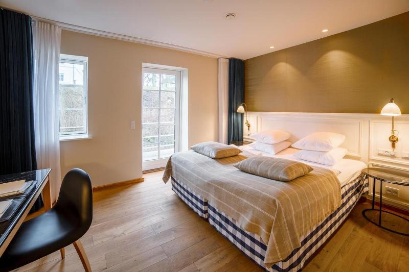 Large estate room with bathtub image 1