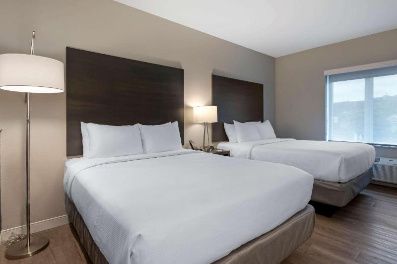 Standard Queen Room with Two Queen Beds - Non Smoking  image 3
