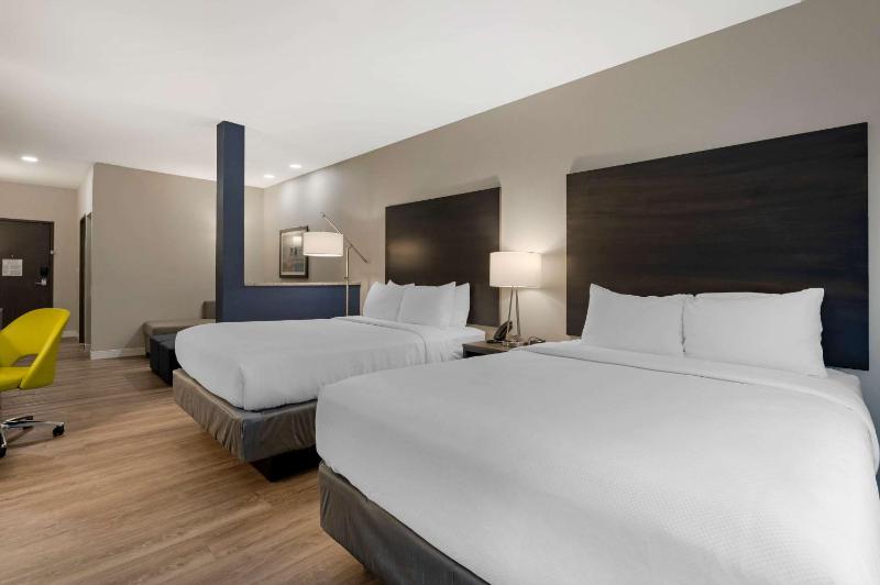 Standard Queen Room with Two Queen Beds - Non Smoking  image 2