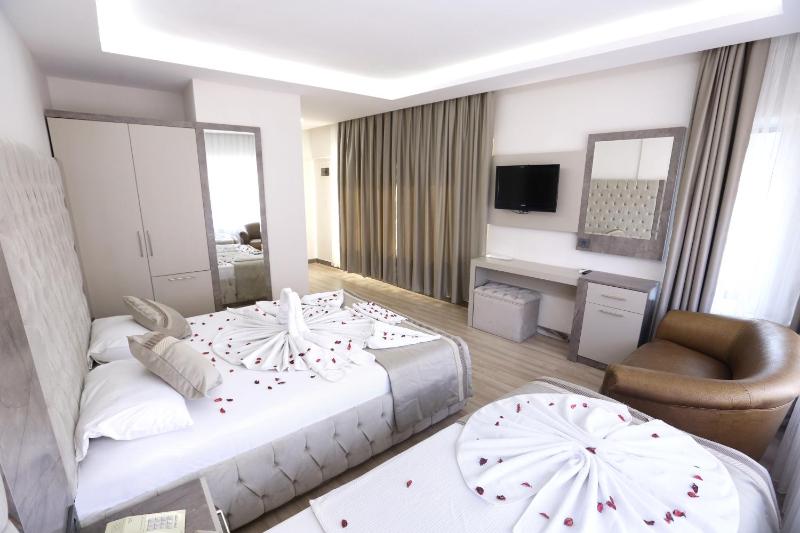 Standard Double or Twin Room image 4