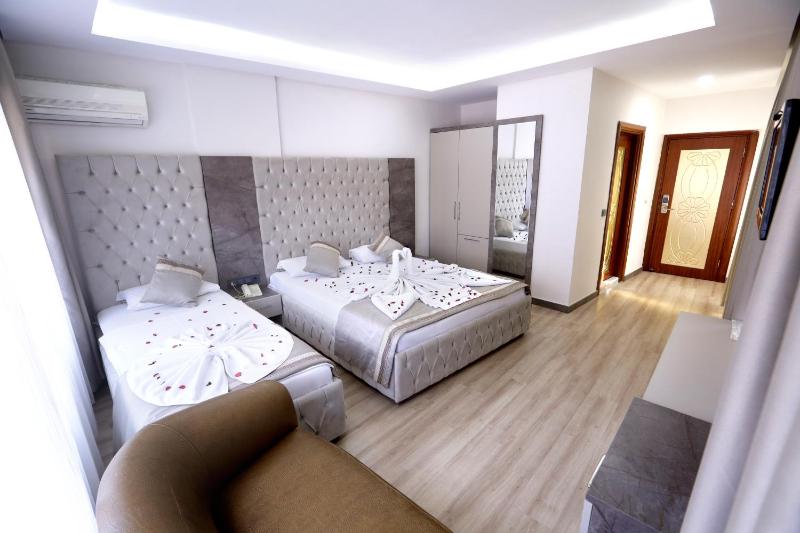 Standard Triple Room image 2