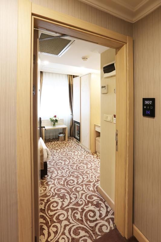 Family Room with Shared Bathroom image 3