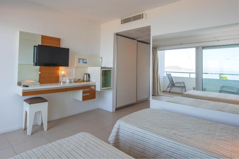 Standard Twin Room with Sea View image 4
