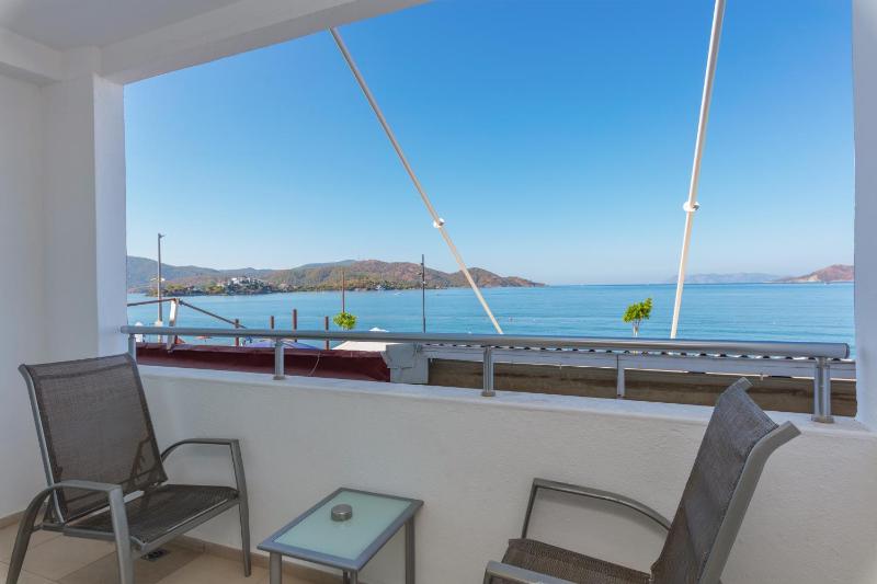 Standard Twin Room with Sea View image 3