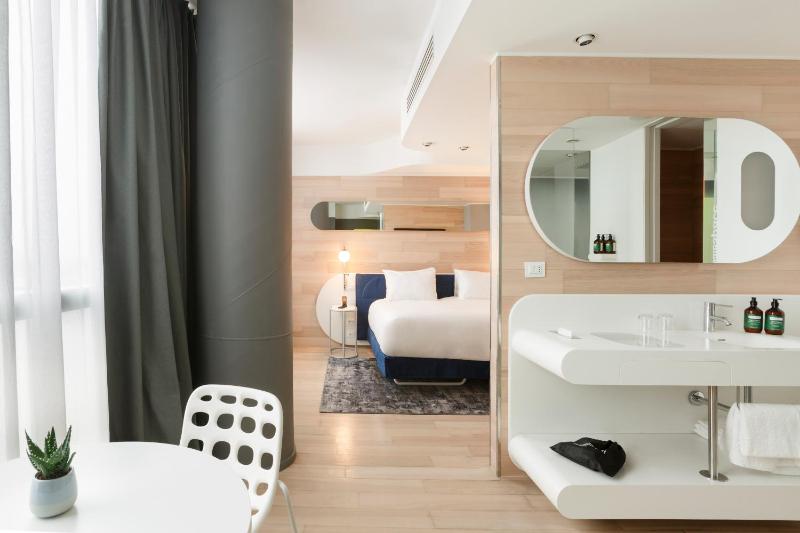 Premium King Room with City View image 1