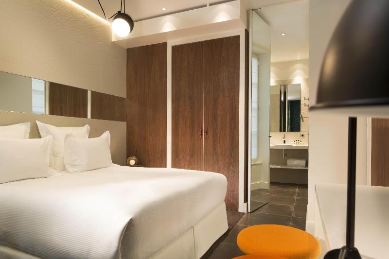 Deluxe King Room image 3