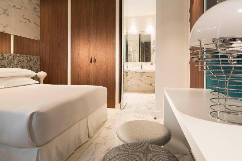 Deluxe King Room image 4
