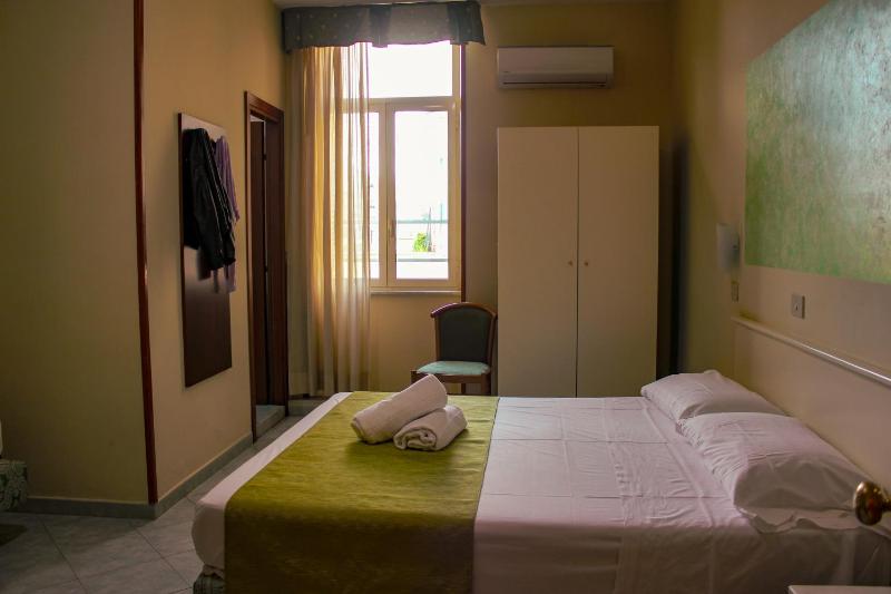 Double Room image 3