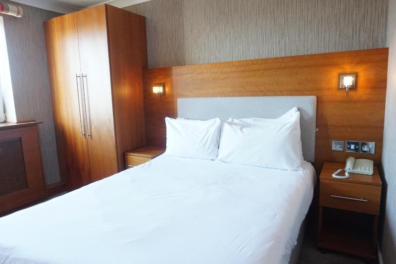 Double Room image 3