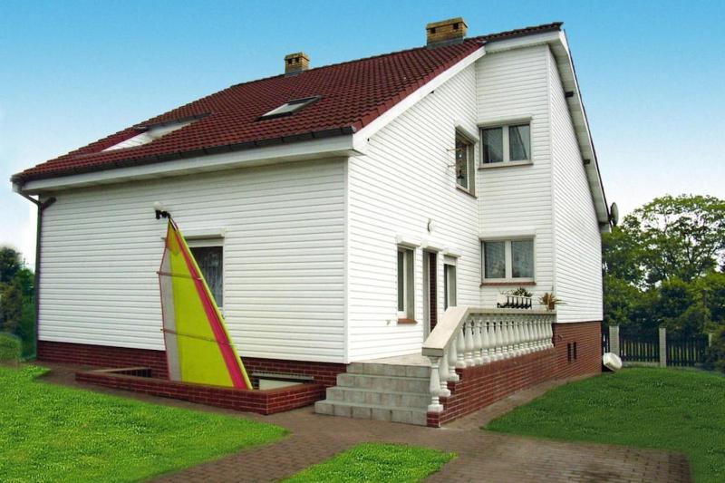 Comfortable house by the lake, Insko Images
