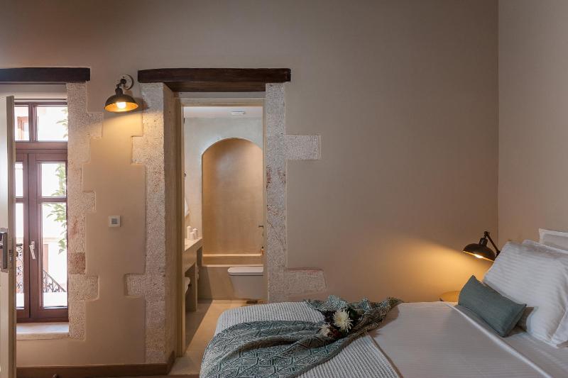 Standard  Double Room image 4