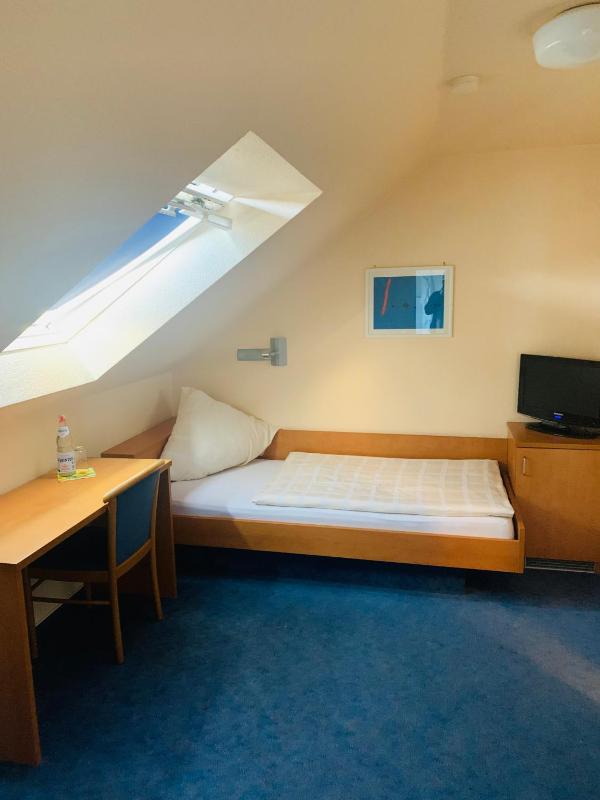 Single Room image 3