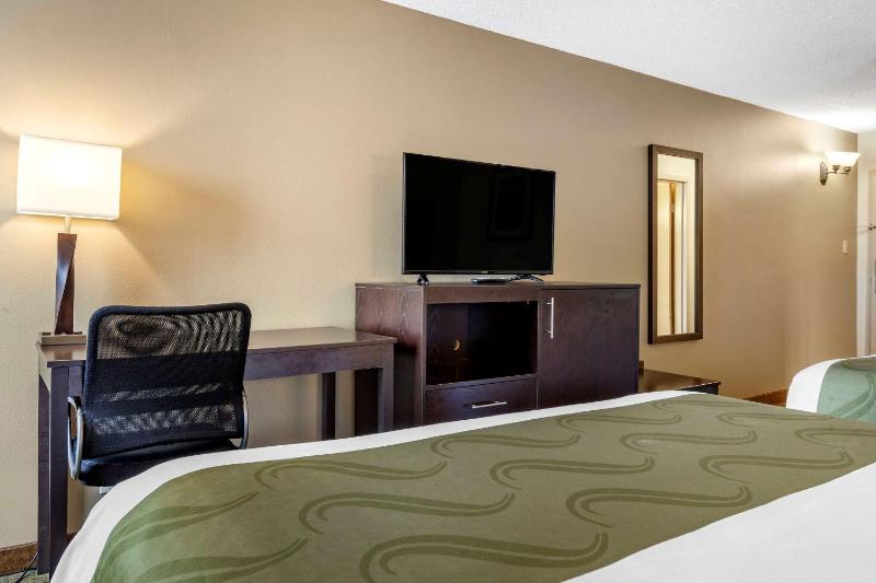 Queen Room with Two Queen Beds image 3