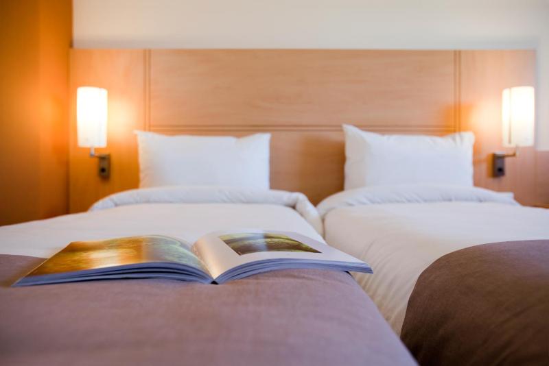 Standard Room with 2 Single Beds image 3