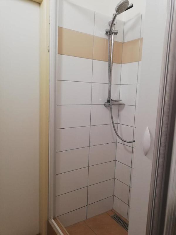 Standard Twin Room image 4