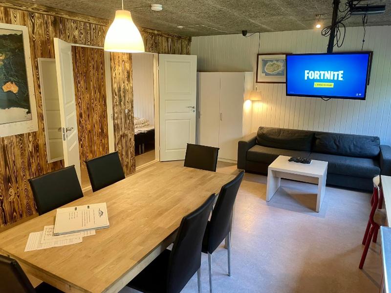 Two-Bedroom Apartment with Kitchen and shared Bathroom image 1