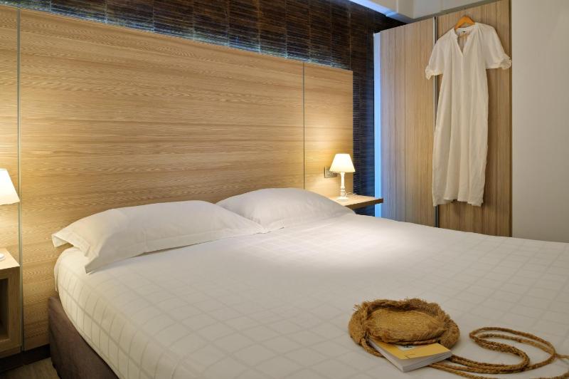 Standard Double Room with Terrace image 3