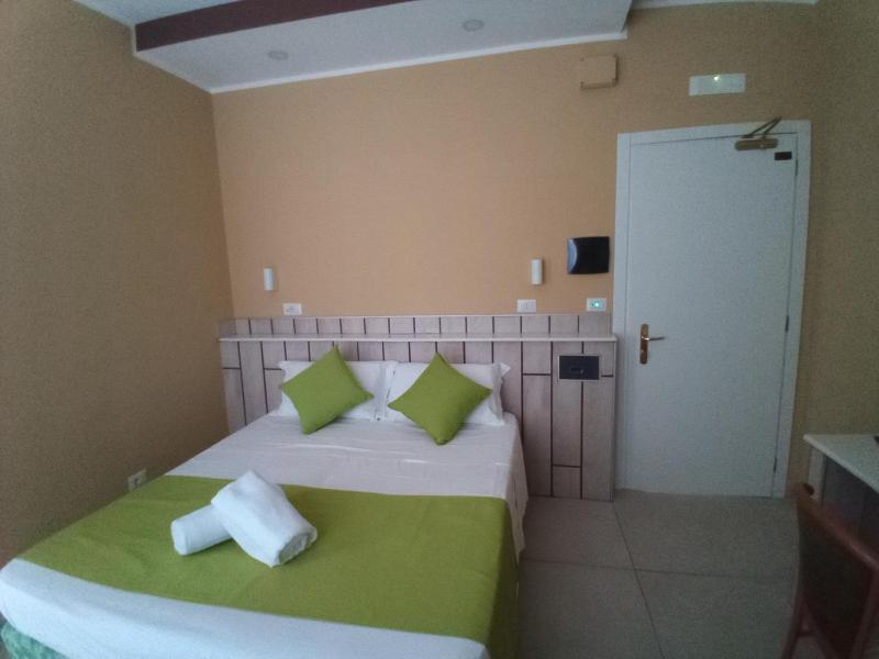 Deluxe Double Room with Terrace image 2