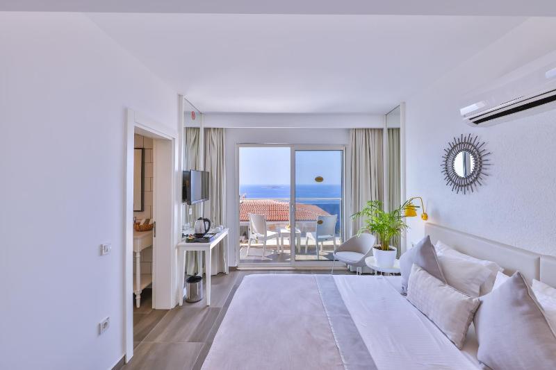 Deluxe Double Room with Sea View image 1