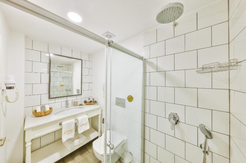 Double or Twin Room with Side Sea View image 2