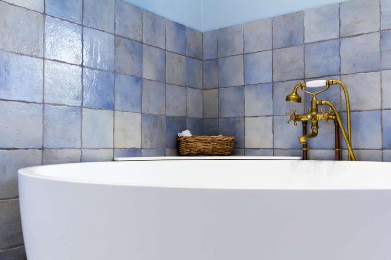 Estate Room with bathtub image 3