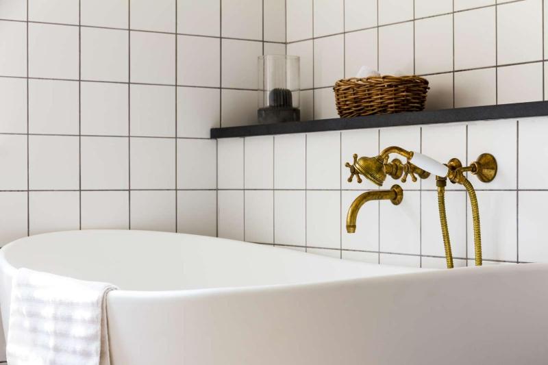 Estate Room with bathtub image 2