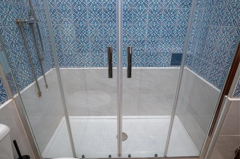 Avenue View Rooms - image 10