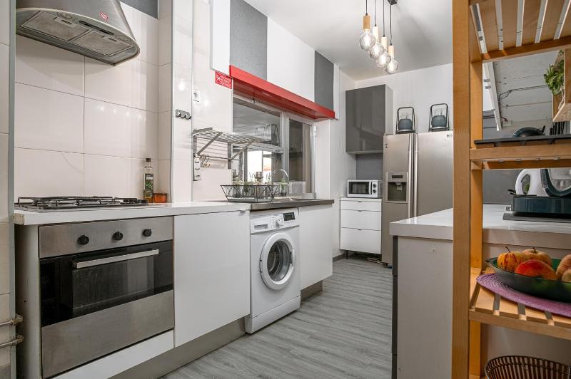 Avenue View Rooms - image 2