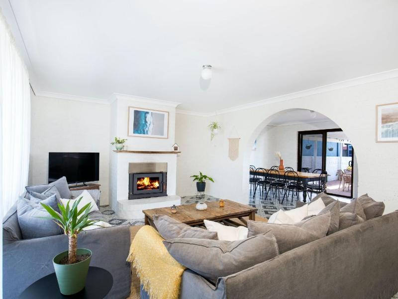 Whitewash I Pet Friendly I 5 Mins Walk to Beach - image 13