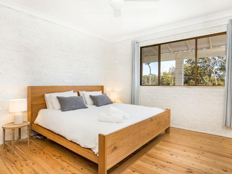 Whitewash I Pet Friendly I 5 Mins Walk to Beach - image 7