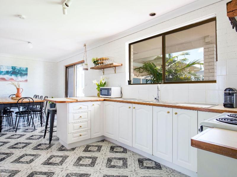 Whitewash I Pet Friendly I 5 Mins Walk to Beach - image 2
