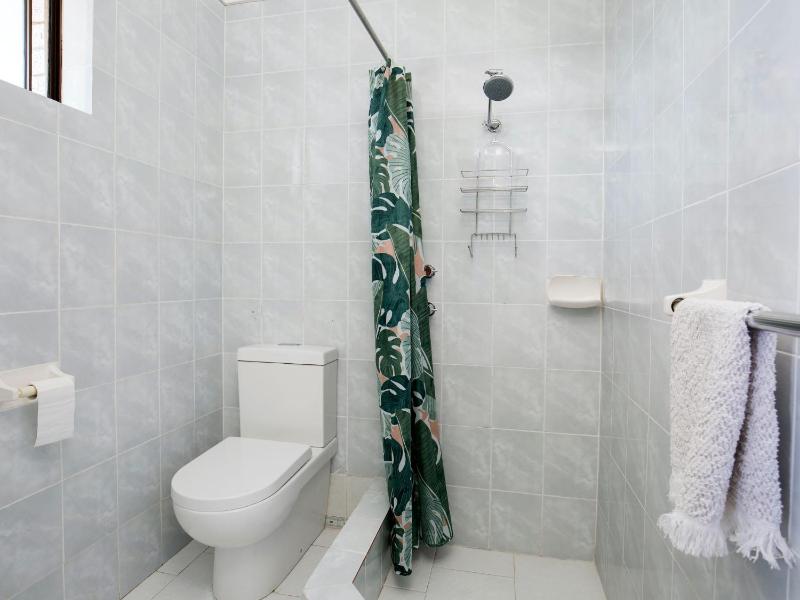 Whitewash I Pet Friendly I 5 Mins Walk to Beach - image 12